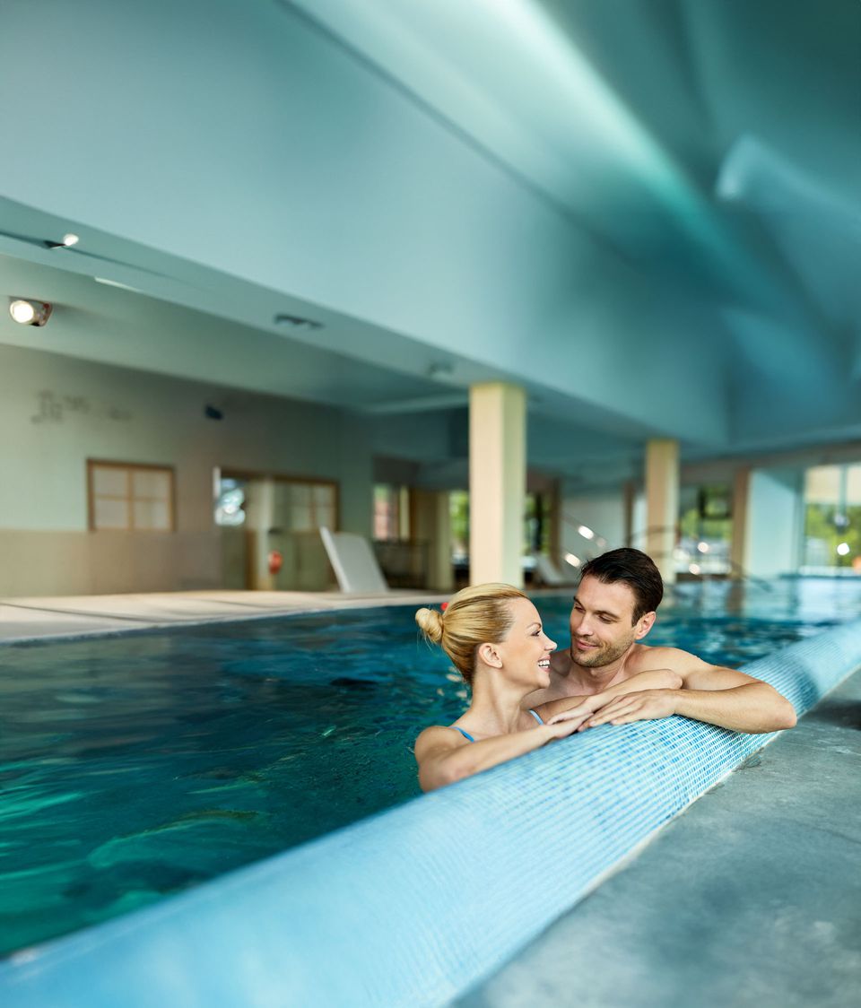 Pár v bazéne wellness hotela